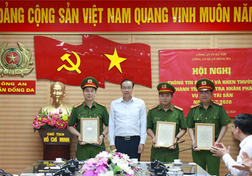 Chiều 29-7, tại trụ sở Công an quận Đống Đa, UBND thành phố Hà Nội tổ chức khen thưởng, tặng Bằng khen của Chủ tịch UBND thành phố cho 5 tập thể, 7 cá nhân thuộc Công an thành phố Hà Nội, Bộ Công an đã có thành tích đột xuất trong điều tra, truy xét, bắt giữ đối tượng cướp tại Ngân hàng Đầu tư và phát triển Việt Nam (BIDV) - Chi nhánh Ngọc Khánh, sau 36 giờ xảy ra vụ án. Dự buổi lễ có Phó Bí thư Thành ủy Hà Nội Đào Đức Toàn.
