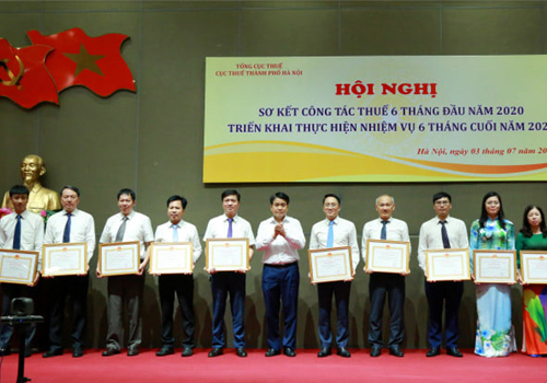 Chiều 03-7, Cục Thuế Hà Nội đã tổ chức Hội nghị sơ kết công tác thuế 6 tháng đầu năm và triển khai thực hiện nhiệm vụ 6 tháng cuối năm 2020. Các đồng chí: Nguyễn Đức Chung, Ủy viên Trung ương Đảng, Phó Bí thư Thành ủy, Chủ tịch UBND Thành phố; Trần Xuân Hà, Thứ trưởng Bộ Tài chính; Phùng Thị Hồng Hà, Phó Chủ tịch HĐND Thành phố dự Hội nghị.
