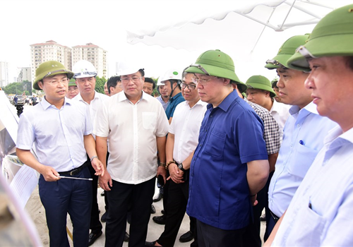  Sáng 05-7, đồng chí Vương Đình Huệ, Ủy viên Bộ Chính trị, Bí thư Thành ủy, Trưởng đoàn đại biểu Quốc hội thành phố Hà Nội đã kiểm tra một số dự án giao thông trọng điểm trên địa bàn Thủ đô. Cùng tham gia kiểm tra còn có các đồng chí: Nguyễn Đức Chung, Ủy viên Trung ương Đảng, Phó Bí thư Thành ủy, Chủ tịch UBND thành phố Hà Nội; Nguyễn Thế Hùng, Phó Chủ tịch UBND thành phố Hà Nội.