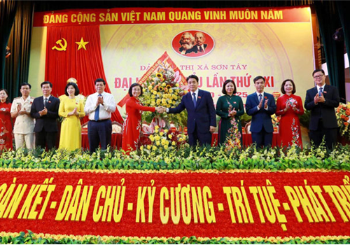 Sáng 30-7, Đại hội đại biểu lần thứ XXI Đảng bộ thị xã Sơn Tây, nhiệm kỳ 2020-2025 tiến hành phiên làm việc chính thức. Dự đại hội có đồng chí Nguyễn Đức Chung, Ủy viên Trung ương Đảng, Phó Bí thư Thành ủy, Chủ tịch UBND thành phố; các đồng chí Ủy viên Ban Thường vụ Thành ủy: Trưởng ban Dân vận Thành ủy Nguyễn Thị Tuyến, Phó Chủ tịch UBND Thành phố Nguyễn Quốc Hùng. Tới dự còn có Phó Chủ tịch HĐND Thành phố Phùng Thị Hồng Hà; đại diện các sở, ban, ngành Thành phố…