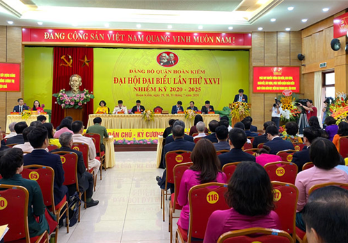 Sáng 30-7, Đại hội đại biểu lần thứ XXVI Đảng bộ quận Hoàn Kiếm, nhiệm kỳ 2020-2025 đã tiến hành phiên làm việc chính thức. Tổng Bí thư, Chủ tịch nước Nguyễn Phú Trọng; Ủy viên Bộ Chính trị, Phó Thủ tướng Thường trực Chính phủ Trương Hòa Bình gửi lẵng hoa chúc mừng Đại hội. Dự đại hội có đồng chí Nguyễn Thị Bích Ngọc, Phó Bí thư Thành ủy, Chủ tịch HĐND thành phố Hà Nội; các Ủy viên Ban Thường vụ Thành ủy: Chủ tịch Ủy ban Mặt trận Tổ quốc Việt Nam Thành phố Nguyễn Lan Hương, Trung tướng - Giám đốc Công an thành phố Hà Nội Đoàn Duy Khương; đại diện một số sở, ban, ngành, quận, huyện, thị xã và Đoàn công tác số 4 của Ban Thường vụ Thành ủy Hà Nội.