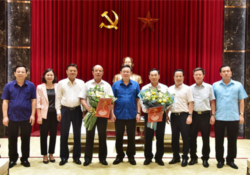 Chiều 28-7, đồng chí Vương Đình Huệ, Ủy viên Bộ Chính trị, Bí thư Thành ủy, Trưởng đoàn đại biểu Quốc hội thành phố Hà Nội đã trao quyết định nghỉ hưu theo chế độ cho hai đồng chí Thành ủy viên: Bí thư Quận ủy Bắc Từ Liêm Trương Quang Thiều và Chủ tịch Hội Nông dân Thành phố Lê Trọng Khuê. Cùng dự có Ủy viên Ban Thường vụ Thành ủy, Trưởng ban Tổ chức Thành ủy Vũ Đức Bảo.