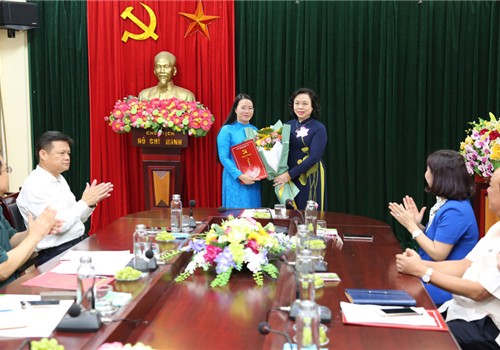 Chiều 31-7, đồng chí Ngô Thị Thanh Hằng, Ủy viên Trung ương Đảng, Phó Bí thư Thường trực Thành ủy Hà Nội đã chủ trì Lễ công bố và trao Quyết định của Ban Thường vụ Thành ủy về công tác cán bộ. Cùng dự có các Ủy viên Ban Thường vụ Thành ủy: Trưởng ban Tổ chức Thành ủy Vũ Đức Bảo, Trưởng ban Dân vận Thành ủy Nguyễn Thị Tuyến.
