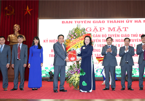 Sáng 31-7, nhân kỷ niệm 90 năm Ngày truyền thống ngành Tuyên giáo của Đảng (1/8/1930 - 1/8/2020), Ban Tuyên giáo Thành ủy Hà Nội tổ chức gặp mặt các thế hệ cán bộ Tuyên giáo Thủ đô và biểu dương, khen thưởng các tập thể, cá nhân xuất sắc trong thực hiện công tác tuyên giáo 5 năm (2015-2020). Tới dự có đồng chí Ngô Thị Thanh Hằng, Ủy viên Trung ương Đảng, Phó Bí thư Thường trực Thành ủy Hà Nội; Phó Chủ tịch UBND Thành phố Ngô Văn Quý; đại biểu các cơ quan trung ương; cán bộ lãnh đạo Ban Tuyên giáo Thành ủy Hà Nội, Ban Tuyên giáo Tỉnh ủy Hà Tây qua các thời kỳ; đại biểu các ban Đảng Thành ủy, các sở, ban, ngành và các quận, huyện, thị ủy.

