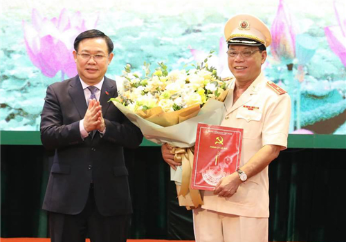 Sáng 31-7, tại trụ sở Công an thành phố Hà Nội, Đảng ủy Công an Trung ương, Bộ Công an và Thành ủy Hà Nội tổ chức Lễ công bố quyết định của Bộ trưởng Bộ Công an, Thành ủy Hà Nội về công tác cán bộ. Dự Lễ công bố có các đồng chí: Vương Đình Huệ, Ủy viên Bộ Chính trị, Bí thư Thành ủy, Trưởng đoàn đại biểu Quốc hội thành phố Hà Nội; Thượng tướng Lê Quý Vương, Ủy viên Trung ương Đảng, Phó Bí thư Đảng ủy Công an Trung ương, Thứ trưởng Bộ Công an; Nguyễn Văn Sửu, Ủy viên Ban Thường vụ Thành ủy, Phó Chủ tịch Thường trực UBND thành phố Hà Nội và lãnh đạo một số đơn vị của Bộ Công an, các sở, ban, ngành thành phố Hà Nội.