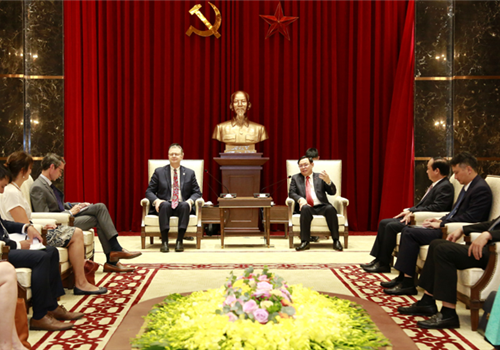 Chiều 06-7, tại Hà Nội, Ủy viên Bộ Chính trị, Bí thư Thành ủy, Trưởng đoàn đại biểu Quốc hội thành phố Hà Nội Vương Đình Huệ đã tiếp Đại sứ Hoa Kỳ tại Việt Nam Daniel J.Kritenbrink đến trao đổi về các biện pháp thúc đẩy hợp tác song phương.