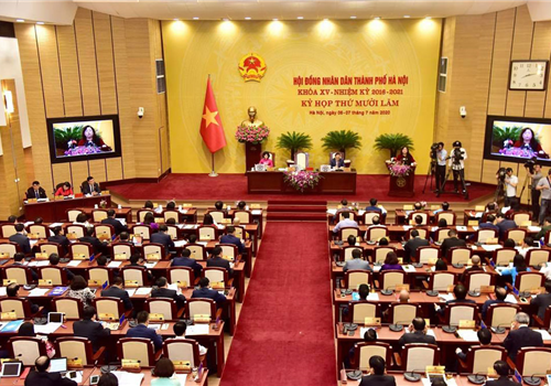 Sáng 06-7, HĐND thành phố Hà Nội khóa XV khai mạc kỳ họp thứ mười lăm - kỳ họp giữa năm nhằm xem xét, thảo luận báo cáo tình hình thực hiện nhiệm vụ phát triển kinh tế - xã hội, an ninh - quốc phòng 6 tháng đầu năm; triển khai nhiệm vụ trọng tâm 6 tháng cuối năm 2020 và quyết định một số nội dung theo thẩm quyền. Dự kỳ họp về phía Trung ương có các đồng chí: Nguyễn Thị Kim Ngân, Ủy viên Bộ Chính trị, Chủ tịch Quốc hội; Nguyễn Thị Thanh, Ủy viên Trung ương Đảng, Phó Trưởng ban Tổ chức Trung ương; Nguyễn Hạnh Phúc, Ủy viên Trung ương Đảng, Tổng Thư ký - Chủ nhiệm Văn phòng Quốc hội; Vũ Hồng Thanh, Ủy viên Trung ương Đảng, Chủ nhiệm Ủy ban Kinh tế của Quốc hội. Về phía thành phố Hà Nội có các đồng chí: Vương Đình Huệ, Ủy viên Bộ Chính trị, Bí thư Thành ủy, Trưởng đoàn Đại biểu Quốc hội Thành phố; Ngô Thị Thanh Hằng, Ủy viên Trung ương Đảng, Phó Bí thư Thường trực Thành ủy; Nguyễn Đức Chung, Ủy viên Trung ương Đảng, Phó Bí thư Thành ủy, Chủ tịch UBND Thành phố; Nguyễn Thị Bích Ngọc, Phó Bí thư Thành ủy, Chủ tịch HĐND Thành phố; Đào Đức Toàn, Phó Bí thư Thành ủy; Nguyễn Lan Hương, Ủy viên Ban Thường vụ Thành ủy, Chủ tịch Ủy ban Mặt trận Tổ quốc Việt Nam Thành phố.