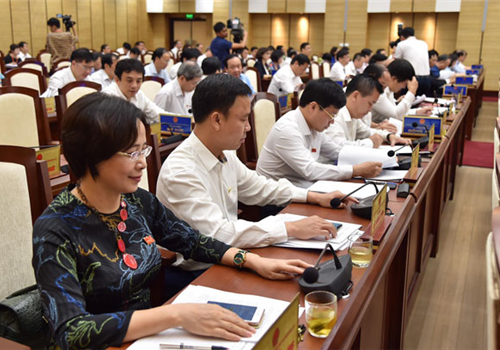 Chiều 07-7, tại kỳ họp thứ 15, HĐND thành phố Hà Nội khóa XV, với tỷ lệ 100% đại biểu có mặt tán thành, HĐND thành phố đã thông qua Nghị quyết về việc quy định mức thu học phí đối với giáo dục mầm non, giáo dục phổ thông công lập của thành phố Hà Nội và mức thu học phí đối với Trường Trung cấp Kinh tế kỹ thuật Bắc Thăng Long, Trường Trung cấp Kỹ thuật tin học Hà Nội năm học 2020-2021.
