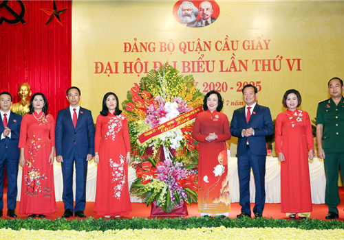 Sáng 09-7, Đại hội đại biểu lần thứ VI Đảng bộ quận Cầu Giấy, nhiệm kỳ 2020-2025, đã khai mạc. Tới dự có các đồng chí: Ủy viên Trung ương Đảng, Phó Bí thư Thường trực Thành ủy Ngô Thị Thanh Hằng; Ủy viên Ban Thường vụ Thành ủy, Trưởng ban Tuyên giáo Thành ủy Nguyễn Văn Phong.
