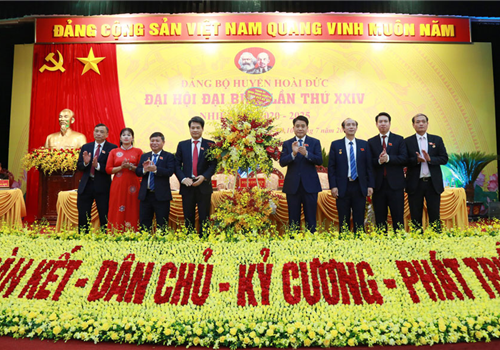 Sáng 09-7, Đại hội đại biểu lần thứ XXIV Đảng bộ huyện Hoài Đức nhiệm kỳ 2020-2025 tiến hành phiên làm việc chính thức. Dự Đại hội có đồng chí Nguyễn Đức Chung, Ủy viên Trung ương Đảng, Phó Bí thư Thành ủy, Chủ tịch UBND Thành phố; các đồng chí Ủy viên Ban Thường vụ Thành ủy: Nguyễn Ngọc Tuấn - Phó Chủ tịch Thường trực HĐND Thành phố, Nguyễn Quốc Hùng - Phó Chủ tịch UBND Thành phố.