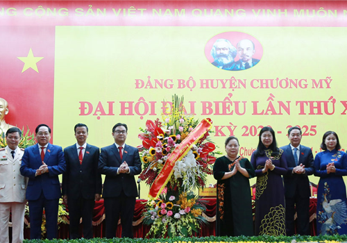 Sáng 11-8, Đại hội đại biểu Đảng bộ huyện Chương Mỹ lần thứ XXIV, nhiệm kỳ 2020-2025 tiến hành phiên chính thức. Dự Đại hội có đồng chí Nguyễn Thị Bích Ngọc, Phó Bí thư Thành ủy, Chủ tịch HĐND thành phố Hà Nội; Phó Chủ tịch Uỷ ban Trung ương Mặt trận Tổ quốc Việt Nam không chuyên trách, Ủy viên Ban Thường vụ Thành ủy, Chủ tịch Ủy ban Mặt trận Tổ quốc Việt Nam thành phố Nguyễn Lan Hương; các Uỷ viên Ban Thường vụ Thành uỷ: Trưởng ban Tuyên giáo Thành ủy Nguyễn Văn Phong, Trưởng ban Dân vận Thành ủy Nguyễn Thị Tuyến, Phó Chủ tịch UBND Thành phố Lê Hồng Sơn; đại diện một số sở, ban, ngành và Đoàn công tác số 9 của Ban Thường vụ Thành ủy Hà Nội.