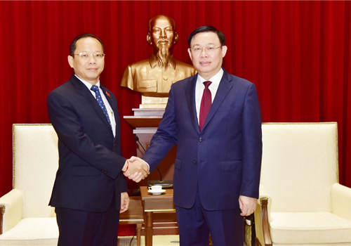 Ngày 12-8, Ủy viên Bộ Chính trị, Bí thư Thành ủy, Trưởng đoàn đại biểu Quốc hội thành phố Hà Nội Vương Đình Huệ đã tiếp Đại sứ đặc mệnh toàn quyền Vương quốc Campuchia tại Việt Nam Chay Navuth tới chào xã giao.

