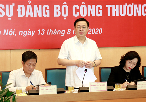 Chiều 13-8, tại trụ sở UBND thành phố Hà Nội, đồng chí Vương Đình Huệ, Ủy viên Bộ Chính trị, Bí thư Thành ủy, Trưởng đoàn đại biểu Quốc hội thành phố Hà Nội đã chủ trì buổi làm việc giữa Thường trực Thành ủy Hà Nội và Ban Cán sự đảng Bộ Công Thương. Phát biểu kết luận buổi làm việc, Bí thư Thành ủy Hà Nội Vương Đình Huệ đồng tình, thống nhất với những nội dung hai bên sẽ đẩy mạnh, tiếp tục phối hợp trong thời gian tới. Trong đó, về lĩnh vực công nghiệp, Bộ Công Thương sẽ phối hợp với Thành phố xây dựng chiến lược phát triển ngành công nghiệp của Hà Nội theo hướng hiện đại, phát triển các ngành sản xuất công nghiệp có chọn lọc, đột phá; nhất là những ngành công nghiệp sử dụng công nghệ hiện đại, kỹ thuật tiên tiến, hàm lượng chất xám cao...