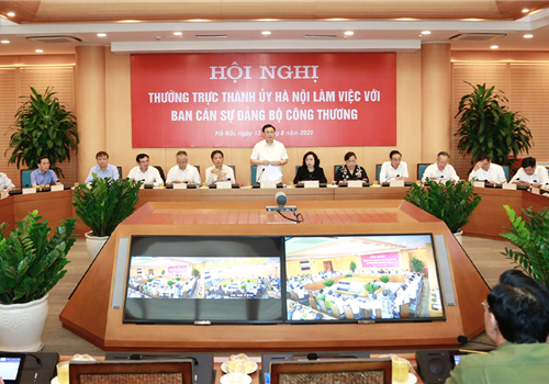 Chiều 13-8, tại trụ sở UBND thành phố Hà Nội, đồng chí Vương Đình Huệ, Ủy viên Bộ Chính trị, Bí thư Thành ủy, Trưởng đoàn đại biểu Quốc hội thành phố Hà Nội đã chủ trì buổi làm việc giữa Thường trực Thành ủy Hà Nội và Ban Cán sự đảng Bộ Công Thương về kết quả phối hợp công tác giữa Bộ Công Thương và UBND thành phố Hà Nội; các cơ chế chính sách và vấn đề lớn trong lĩnh vực công thương của thành phố Hà Nội; các vấn đề khó khăn, vướng mắc và đề xuất các nội dung cần phối hợp thúc đẩy triển khai trong năm 2020 và những năm tiếp theo. Đại biểu Ban Cán sự đảng Bộ Công Thương dự Hội nghị có Ủy viên Trung ương Đảng, Bí thư Ban Cán sự đảng, Bộ trưởng Bộ Công Thương Trần Tuấn Anh và tập thể Ban Cán sự Đảng Bộ Công Thương.