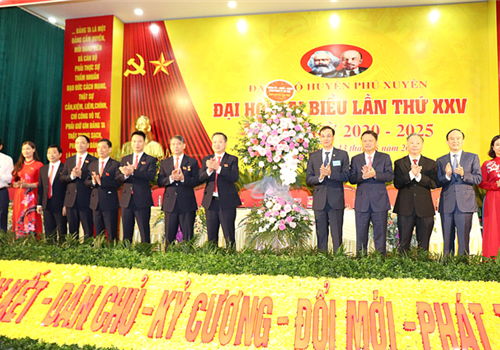 Sáng 13-8, Đại hội đại biểu lần thứ XXV Đảng bộ huyện Phú Xuyên, nhiệm kỳ 2020-2025 tiến hành phiên làm việc chính thức. Dự Đại hội có Phó Bí thư Thành ủy Hà Nội Đào Đức Toàn; các đồng chí Ủy viên Ban Thường vụ Thành ủy: Trưởng ban Tổ chức Thành ủy Vũ Đức Bảo, Trưởng ban Dân vận Thành ủy Nguyễn Thị Tuyến, Phó Chủ tịch Thường trực HĐND Thành phố Nguyễn Ngọc Tuấn, Phó Chủ tịch Thường trực UBND Thành phố phụ trách, điều hành hoạt động của Ban Cán sự Đảng UBND và UBND Thành phố Nguyễn Văn Sửu, Phó Chủ tịch UBND Thành phố Nguyễn Quốc Hùng.