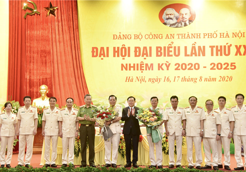 Sáng 17-8, Đại hội đại biểu lần thứ XXVIII Đảng bộ Công an thành phố Hà Nội, nhiệm kỳ 2020-2025, tiến hành phiên làm việc chính thức. Đại tướng Tô Lâm, Ủy viên Bộ Chính trị, Bí thư Đảng ủy Công an Trung ương, Bộ trưởng Bộ Công an và đồng chí Vương Đình Huệ, Ủy viên Bộ Chính trị, Bí thư Thành ủy, Trưởng đoàn đại biểu Quốc hội thành phố Hà Nội dự và chỉ đạo.