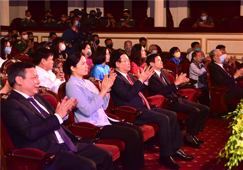 Tối 18-8, chương trình giao lưu, nghệ thuật đặc biệt "Sao Độc lập" năm 2020 do Bộ Biên tập Tạp chí Cộng sản, Bộ Thông tin và Truyền thông, Thành ủy - UBND thành phố Hà Nội phối hợp tổ chức, nhân kỷ niệm 75 năm Cách mạng Tháng Tám (19/8/1945-19/8/2020) và Quốc khánh 2-9, đã diễn ra xúc động và tự hào tại Nhà hát Lớn Hà Nội. Tham dự chương trình có Ủy viên Bộ Chính trị, Bí thư Thành ủy, Trưởng đoàn đại biểu Quốc hội thành phố Hà Nội Vương Đình Huệ. Cùng dự có Ủy viên dự khuyết Trung ương Đảng, Tổng Biên tập Tạp chí Cộng sản Đoàn Minh Huấn; Chủ tịch Hội Liên hiệp phụ nữ Việt Nam Hà Thị Nga; Ủy viên Ban Thường vụ Thành ủy, Trưởng ban Tuyên giáo Thành ủy Hà Nội Nguyễn Văn Phong, cùng lãnh đạo các bộ, ban, ngành, đoàn thể, các vị lão thành cách mạng và khán giả Thủ đô.
