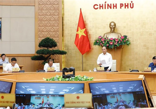 Chỉ đạo tại Hội nghị chiều 02-8, Thủ tướng Chính phủ Nguyễn Xuân Phúc nhấn mạnh trong giai đoạn trước, phương châm chống dịch của chúng ta là “Chống dịch như chống giặc”, thì nay phương châm đó cần được xác định là “Mỗi gia đình trong vùng dịch phải là 1 pháo đài, mỗi người dân trong vùng dịch là 1 chiến sĩ”, tuyệt đối không để dịch bệnh lây lan diện rộng trong cộng đồng.
