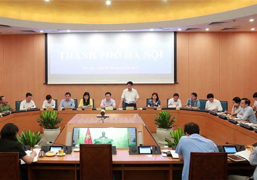 Chiều 02-8, Ủy viên Bộ Chính trị, Thủ tướng Chính phủ Nguyễn Xuân Phúc chủ trì cuộc họp với Thường trực Chính phủ về công tác phòng, chống dịch Covid-19. Dự tại điểm cầu Hà Nội có Ủy viên Bộ Chính trị, Bí thư Thành ủy, Trưởng đoàn đại biểu Quốc hội thành phố Hà Nội Vương Đình Huệ; Ủy viên Trung ương Đảng, Phó Bí thư Thành ủy, Chủ tịch UBND thành phố Hà Nội Nguyễn Đức Chung, Trưởng ban Chỉ đạo công tác phòng, chống dịch Covid-19 thành phố; các đồng chí Ủy viên Ban Thường vụ Thành ủy: Chủ tịch Ủy ban Mặt trận Tổ quốc Việt Nam Thành phố Nguyễn Lan Hương, Trưởng ban Tuyên giáo Thành ủy Nguyễn Văn Phong, Trưởng ban Dân vận Thành ủy Nguyễn Thị Tuyến. Cùng dự có Phó Chủ tịch UBND Thành phố Ngô Văn Quý và các thành viên Ban Chỉ đạo.