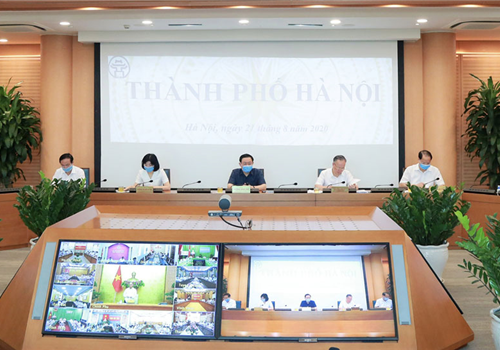 Sáng 21-8, Ủy viên Bộ Chính trị, Thủ tướng Chính phủ Nguyễn Xuân Phúc đã chủ trì Hội nghị giao ban trực tuyến với các bộ, cơ quan trung ương và địa phương về đôn đốc đẩy mạnh giải ngân vốn đầu tư công năm 2020. Tại đầu cầu Chính phủ, dự Hội nghị có Ủy viên Trung ương Đảng, Phó Thủ tướng Chính phủ Vũ Đức Đam cùng lãnh đạo các bộ, ngành. Tại điểm cầu Hà Nội, dự hội nghị có Ủy viên Bộ Chính trị, Bí thư Thành ủy, Trưởng đoàn đại biểu Quốc hội thành phố Vương Đình Huệ; Ủy viên Ban Thường vụ Thành ủy, Phó Bí thư Ban Cán sự Đảng UBND Thành phố, Phó Chủ tịch Thường trực UBND Thành phố phụ trách, điều hành hoạt động của Ban Cán sự đảng UBND và UBND thành phố Nguyễn Văn Sửu; Phó Chủ tịch HĐND Thành phố Phùng Thị Hồng Hà; các Phó Chủ tịch UBND Thành phố Nguyễn Doãn Toản, Nguyễn Thế Hùng cùng lãnh đạo các sở, ngành…