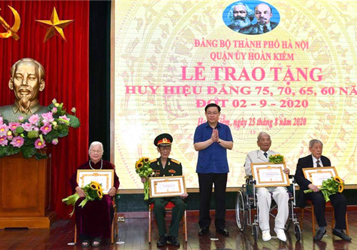 Chiều 25-8, đồng chí Vương Đình Huệ, Ủy viên Bộ Chính trị, Bí thư Thành ủy, Trưởng đoàn đại biểu Quốc hội thành phố Hà Nội đã dự lễ trao tặng Huy hiệu 75, 70, 65, 60 năm tuổi Đảng đợt 2-9 do Quận ủy Hoàn Kiếm tổ chức.