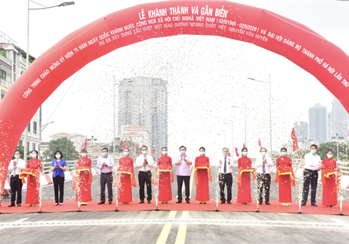 Sáng 28-8, Ban Quản lý dự án đầu tư xây dựng công trình giao thông thành phố Hà Nội đã tổ chức Lễ khánh thành và gắn biển công trình chào mừng kỷ niệm 75 năm Ngày Quốc khánh nước Cộng hòa xã hội chủ nghĩa Việt Nam (02/9/1945-02/9/2020) và Đại hội đại biểu lần thứ XVII Đảng bộ thành phố Hà Nội cho Dự án xây dựng cầu vượt tại nút giao đường Hoàng Quốc Việt - Nguyễn Văn Huyên và hoàn thiện đường Nguyễn Văn Huyên theo quy hoạch (đường Vành đai 2,5). Đến dự buổi Lễ có các đồng chí: Vương Đình Huệ, Ủy viên Bộ Chính trị, Bí thư Thành ủy, Trưởng đoàn đại biểu Quốc hội thành phố Hà Nội; Nguyễn Văn Phong, Ủy viên Ban Thường vụ Thành ủy, Trưởng ban Tuyên giáo Thành ủy; Nguyễn Văn Sửu, Ủy viên Ban Thường vụ Thành ủy, Phó Bí thư Ban Cán sự Đảng UBND Thành phố, Phó Chủ tịch Thường trực UBND Thành phố phụ trách, điều hành hoạt động của Ban Cán sự Đảng UBND Thành phố và UBND thành phố; Phùng Thị Hồng Hà, Phó Chủ tịch HĐND Thành phố; Nguyễn Thế Hùng, Phó Chủ tịch UBND Thành phố.