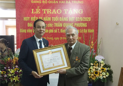 Sáng 28-8, Phó Bí thư Thành ủy Hà Nội Đào Đức Toàn đã dự Lễ trao Huy hiệu 75 năm tuổi Đảng (đợt 2-9-2020) tại nhà riêng cho đảng viên lão thành cách mạng Trần Quang Phương, hiện sinh hoạt tại Chi bộ 7, Đảng bộ phường Lê Đại Hành, Đảng bộ quận Hai Bà Trưng.