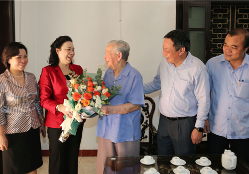 Sáng 28-8, nhân kỷ niệm 75 năm Cách mạng Tháng Tám và Quốc khánh 2-9, đồng chí Ngô Thị Thanh Hằng, Ủy viên Trung ương Đảng, Phó Bí thư Thường trực Thành ủy Hà Nội đã đến thăm hỏi, chúc sức khỏe các cán bộ lão thành cách mạng: Đại tướng Nguyễn Quyết, Trung tướng Đặng Quân Thụy và đồng chí Phan Thị Phúc. Cùng đi có Ủy viên Ban Thường vụ Thành ủy, Trưởng ban Tuyên giáo Thành ủy Hà Nội Nguyễn Văn Phong; lãnh đạo Văn phòng Thành ủy Hà Nội và cấp ủy địa phương.

