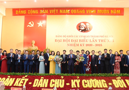 Sáng 04-8, Đại hội đại biểu lần thứ XIII Đảng bộ Khối các cơ quan thành phố Hà Nội nhiệm kỳ 2020-2025 tiến hành phiên làm việc chính thức. Đồng chí Vương Đình Huệ, Ủy viên Bộ Chính trị, Bí thư Thành ủy, Trưởng đoàn đại biểu Quốc hội thành phố Hà Nội dự và chỉ đạo Đại hội. Dự Đại hội còn có các đồng chí: Ủy viên Trung ương Đảng, Phó Bí thư Thường trực Thành ủy Ngô Thị Thanh Hằng; các Ủy viên Ban Thường vụ Thành ủy: Trưởng ban Tổ chức Thành ủy Vũ Đức Bảo, Trưởng ban Tuyên giáo Thành ủy Nguyễn Văn Phong, Phó Chủ tịch Thường trực HĐND Thành phố Nguyễn Ngọc Tuấn, Thiếu tướng - Tư lệnh Bộ Tư lệnh Thủ đô Hà Nội Nguyễn Quốc Duyệt; Thành ủy viên, Phó Chủ tịch UBND Thành phố Ngô Văn Quý; đại biểu một số sở, ban, ngành, quận, huyện, các thành viên Đoàn công tác số 2 của Ban Thường vụ Thành ủy Hà Nội.