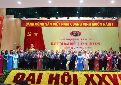 Ngày 04-8, Đại hội đại biểu lần thứ XXVI Đảng bộ quận Hai Bà Trưng, nhiệm kỳ 2020-2025, đã diễn ra phiên chính thức. Tới dự có các đồng chí: Nguyên Ủy viên Bộ Chính trị, nguyên Bí thư Thành ủy Hà Nội Phạm Quang Nghị; nguyên Ủy viên Trung ương Đảng, nguyên Bộ trưởng Bộ Nội vụ, nguyên Phó Bí thư Thường trực Thành ủy Trần Văn Tuấn; Phó Bí thư Thành ủy Đào Đức Toàn; các đồng chí Ủy viên Ban Thường vụ Thành ủy: Chủ tịch Ủy ban Mặt trận Tổ quốc Việt Nam Thành phố Nguyễn Lan Hương, Chủ nhiệm Ủy ban Kiểm tra Thành ủy Hoàng Trọng Quyết, Trưởng ban Dân vận Thành ủy Nguyễn Thị Tuyến, Phó Chủ tịch Thường trực UBND Thành phố Nguyễn Văn Sửu, Phó Chủ tịch UBND Thành phố Nguyễn Quốc Hùng; Phó Chủ tịch HĐND Thành phố Phùng Thị Hồng Hà.