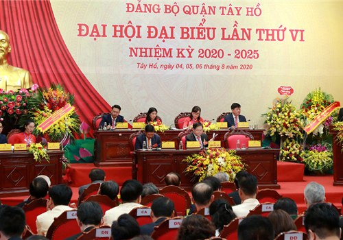 Sáng 05-8, Đại hội đại biểu lần thứ VI Đảng bộ quận Tây Hồ, nhiệm kỳ 2020-2025, đã tiến hành phiên chính thức. Tổng Bí thư, Chủ tịch nước Nguyễn Phú Trọng; Ủy viên Bộ Chính trị, Phó Trưởng Bộ phận thường trực chuyên trách Tiểu ban Văn kiện Đại hội XIII của Đảng Hoàng Trung Hải gửi lẵng hoa chúc mừng Đại hội. Tới dự Đại hội có các đồng chí: Nguyễn Mạnh Cầm, nguyên Ủy viên Bộ Chính trị, nguyên Phó Thủ tướng Chính phủ; Phạm Quang Nghị, nguyên Ủy viên Bộ Chính trị, nguyên Bí thư Thành ủy Hà Nội; Nguyễn Đức Kiên, nguyên Ủy viên Trung ương Đảng, nguyên Phó Chủ tịch Quốc hội; Hoàng Văn Nghiên, nguyên Ủy viên Trung ương Đảng, nguyên Chủ tịch UBND thành phố Hà Nội; Đào Đức Toàn, Phó Bí thư Thành ủy Hà Nội; các đồng chí Ủy viên Ban Thường vụ Thành ủy: Hoàng Trọng Quyết - Chủ nhiệm Ủy ban Kiểm tra Thành ủy, Nguyễn Thị Tuyến - Trưởng ban Dân vận Thành ủy, Nguyễn Ngọc Tuấn - Phó Chủ tịch Thường trực HĐND Thành phố, Nguyễn Quốc Hùng - Phó Chủ tịch UBND Thành phố; đại diện lãnh đạo các ban Đảng Thành ủy, các quận, huyện, thị ủy, Đảng ủy khối trực thuộc Thành ủy…