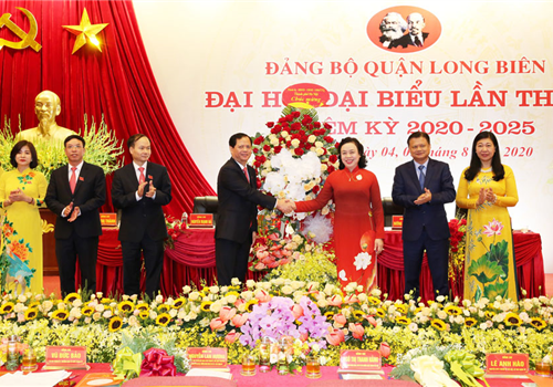 Sáng 05-8, Đại hội đại biểu lần thứ IV Đảng bộ quận Long Biên, nhiệm kỳ 2020-2025, tiến hành phiên làm việc chính thức. Đồng chí Ngô Thị Thanh Hằng, Ủy viên Trung ương Đảng, Phó Bí thư Thường trực Thành ủy Hà Nội dự và chỉ đạo Đại hội. Dự Đại hội còn có Phó Chủ tịch Uỷ ban Trung ương Mặt trận Tổ quốc Việt Nam không chuyên trách, Ủy viên Ban Thường vụ Thành ủy, Chủ tịch Ủy ban Mặt trận Tổ quốc Việt Nam Thành phố Nguyễn Lan Hương, Trưởng đoàn công tác số 11 của Ban Thường vụ Thành ủy; Ủy viên Ban Thường vụ Thành ủy, Trưởng ban Tổ chức Thành ủy Vũ Đức Bảo; lãnh đạo một số sở, ban, ngành, quận, huyện; thành viên Đoàn công tác số 11 của Ban Thường vụ Thành ủy... 