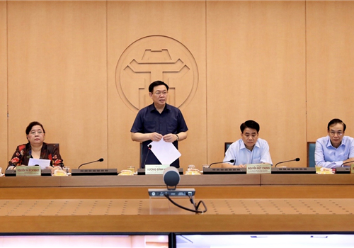 Chiều 06-8, Thường trực Thành ủy Hà Nội họp với Ban Chỉ đạo công tác phòng, chống dịch Covid-19 Thành phố và lãnh đạo các quận, huyện, thị xã và xã, phường, thị trấn bằng hình thức trực tuyến. Chủ trì cuộc họp có các đồng chí: Ủy viên Bộ Chính trị, Bí thư Thành ủy, Trưởng đoàn đại biểu Quốc hội thành phố Hà Nội Vương Đình Huệ; Ủy viên Trung ương Đảng, Phó Bí thư Thành ủy, Chủ tịch UBND thành phố Nguyễn Đức Chung, Trưởng ban Chỉ đạo công tác phòng, chống dịch Covid-19 Thành phố; Phó Bí thư Thành ủy, Chủ tịch HĐND Thành phố Nguyễn Thị Bích Ngọc; Phó Bí thư Thành ủy Đào Đức Toàn.