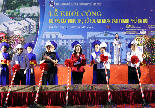 Sáng 07-8, Ban Quản lý đầu tư xây dựng công trình dân dụng và công nghiệp thành phố, UBND thành phố Hà Nội tổ chức Lễ khởi công Dự án xây dựng trụ sở Tòa án nhân dân thành phố Hà Nội, tại lô đất 1-VP, Khu chức năng đô thị Nam đường Vành đai 3 (phường Đại Kim, quận Hoàng Mai). Dự Lễ khởi công có Ủy viên Trung ương Đảng, Phó Bí thư Thường trực Thành ủy Ngô Thị Thanh Hằng, Trưởng ban Chỉ đạo Cải cách tư pháp thành phố Hà Nội; Ủy viên Trung ương Đảng, Phó Chánh án Thường trực Tòa án nhân dân Tối cao Lê Hồng Quang; Phó Chủ tịch UBND Thành phố Hà Nội Nguyễn Thế Hùng; đại diện các sở, ban, ngành của Thành phố…