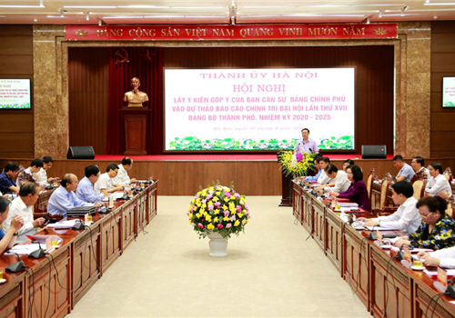 Chiều 07-8, tại trụ sở Thành ủy Hà Nội, Thành ủy Hà Nội tổ chức hội nghị lấy ý kiến góp ý của Ban Cán sự đảng Chính phủ vào Dự thảo Báo cáo chính trị Đại hội đại biểu lần thứ XVII Đảng bộ thành phố, nhiệm kỳ 2020-2025. Đồng chí Nguyễn Xuân Phúc, Ủy viên Bộ Chính trị, Bí thư Ban Cán sự đảng Chính phủ, Thủ tướng Chính phủ và đồng chí Vương Đình Huệ, Ủy viên Bộ Chính trị, Bí thư Thành ủy, Trưởng đoàn đại biểu Quốc hội thành phố, Trưởng Tiểu ban Văn kiện Đại hội đại biểu lần thứ XVII Đảng bộ thành phố Hà Nội chủ trì Hội nghị.