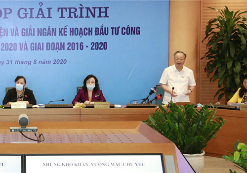 Tiếp thu ý kiến của các đại biểu tại phiên họp giải trình về tình hình kết quả thực hiện và giải ngân kế hoạch đầu tư công của Thành phố năm 2020 và giai đoạn 2016-2020, Phó Chủ tịch Thường trực phụ trách UBND Thành phố Nguyễn Văn Sửu cho biết, Thủ tướng Chính phủ đã 2 lần họp với các tỉnh, thành phố để chỉ đạo và thúc đẩy tiến độ giải ngân các dự án đầu tư công. Cùng với đó, Thành ủy, UBND Thành phố đã chỉ đạo quyết liệt và mạnh mẽ, cố gắng hết tháng 8 đạt tỷ lệ giải ngân khoảng 53%. Thành phố quyết tâm giải ngân từ 97-100% đến hết tháng 01/2021.