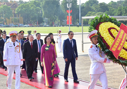 Nhân kỷ niệm 75 năm Cách mạng Tháng Tám và Quốc khánh 2-9, sáng 01-9, Đoàn đại biểu Thành ủy, HĐND, UBND, Ủy ban Mặt trận Tổ quốc Việt Nam thành phố Hà Nội, do đồng chí Ngô Thị Thanh Hằng, Ủy viên Trung ương Đảng, Phó Bí thư Thường trực Thành ủy làm Trưởng đoàn, đã đặt vòng hoa, vào Lăng viếng Chủ tịch Hồ Chí Minh; đặt vòng hoa, dâng hương, tưởng niệm các Anh hùng liệt sĩ tại Đài tưởng niệm các Anh hùng liệt sĩ, đường Bắc Sơn, Hà Nội.

