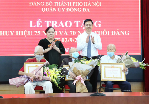 Sáng 01-9, Quận ủy Đống Đa tổ chức Lễ trao Huy hiệu Đảng đợt 2-9. Phó Bí thư Thành ủy, Chủ tịch HĐND thành phố Hà Nội Nguyễn Thị Bích Ngọc đã đến dự và trao Huy hiệu 75 năm, 70 năm tuổi Đảng cho các đảng viên đang sinh sống trên địa bàn Quận.