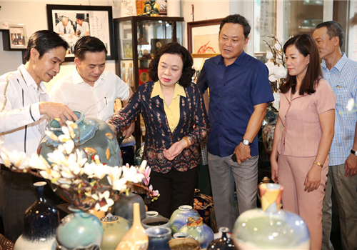 Sáng 15-9, Ủy viên Trung ương Đảng, Phó Bí thư Thường trực Thành ủy Hà Nội Ngô Thị Thanh Hằng đã tới thăm làng nghề Bát Tràng (huyện Gia Lâm). Cùng đi có đại diện các sở, ngành Thành phố và lãnh đạo huyện Gia Lâm.