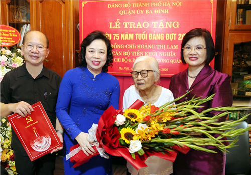 Chiều 17-9, Ủy viên Trung ương Đảng, Phó Bí thư Thường trực Thành ủy Hà Nội Ngô Thị Thanh Hằng đã đến nhà riêng trao tặng Huy hiệu 75 năm tuổi Đảng cho đảng viên lão thành Hoàng Thị Lam.
