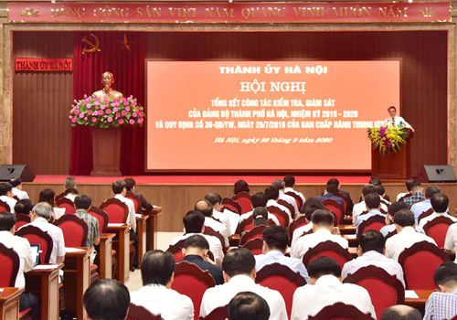 Sáng 22-9, Ban Thường vụ Thành ủy Hà Nội tổ chức Hội nghị tổng kết công tác kiểm tra, giám sát của Đảng bộ Thành phố nhiệm kỳ 2015-2020 và việc thực hiện Quy định số 30-QĐ/TƯ, ngày 26-7-2016 của Ban Chấp hành Trung ương Đảng về “Thi hành Chương VII, Chương VIII Điều lệ Đảng về công tác kiểm tra, giám sát, kỷ luật của Đảng”. Đồng chí Vương Đình Huệ, Ủy viên Bộ Chính trị, Bí thư Thành ủy, Trưởng đoàn đại biểu Quốc hội thành phố Hà Nội chủ trì Hội nghị. Đại biểu Trung ương dự Hội nghị có đồng chí Hoàng Văn Trà, Phó Chủ nhiệm Ủy ban Kiểm tra Trung ương. Tham dự Hội nghị, về phía thành phố Hà Nội có các đồng chí: Ngô Thị Thanh Hằng, Ủy viên Trung ương Đảng, Phó Bí thư Thường trực Thành ủy; Chu Ngọc Anh, Ủy viên Trung ương Đảng, Phó Bí thư Thành ủy; Nguyễn Thị Bích Ngọc, Phó Bí thư Thành ủy, Chủ tịch HĐND Thành phố; Đào Đức Toàn, Phó Bí thư Thành ủy.