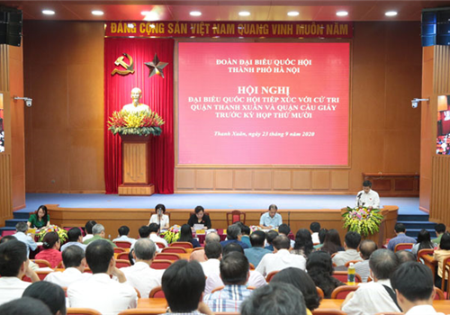 Chiều 23-9, đồng chí Nguyễn Thị Bích Ngọc, Phó Bí thư Thành ủy, Chủ tịch HĐND thành phố, Phó Trưởng đoàn đại biểu Quốc hội thành phố Hà Nội cùng các đại biểu Quốc hội Đơn vị bầu cử số 3 đã tiếp xúc với cử tri hai quận Thanh Xuân và Cầu Giấy trước kỳ họp thứ mười, Quốc hội khóa XIV.