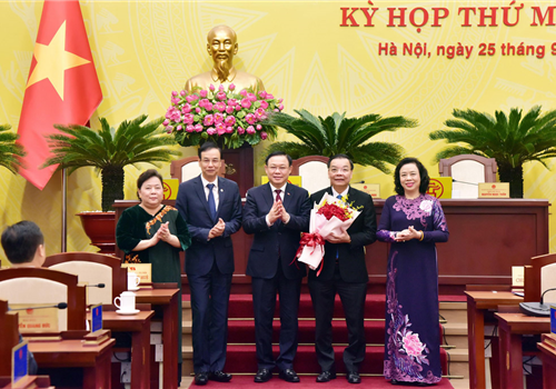 Phát biểu nhận nhiệm vụ, đồng chí Chu Ngọc Anh, Ủy viên Trung ương Đảng, Phó Bí thư Thành ủy, Chủ tịch UBND Thành phố bày tỏ nhận thức sâu sắc đây là vinh dự lớn, đồng thời cũng là trách nhiệm nặng nề mà Đảng bộ, HĐND và toàn thể nhân dân các dân tộc của Thành phố tin cậy giao cho.