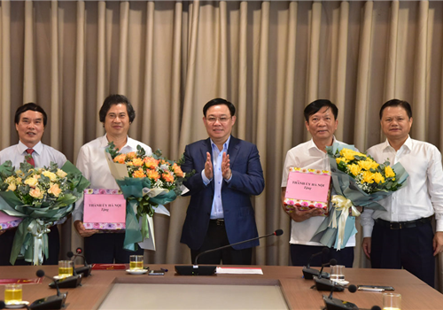 Chiều 28-9, tại trụ sở Thành ủy Hà Nội, đồng chí Vương Đình Huệ, Ủy viên Bộ Chính trị, Bí thư Thành ủy, Trưởng đoàn đại biểu Quốc hội Thành phố chủ trì Lễ trao Quyết định nghỉ hưu theo chế độ cho ba đồng chí Thành ủy viên.