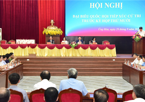 Sáng 29-9, tiếp xúc cử tri huyện Ứng Hòa chuẩn bị cho Kỳ họp thứ mười, Quốc hội khóa XIV, đồng chí Vương Đình Huệ, Ủy viên Bộ Chính trị, Bí thư Thành ủy, Trưởng đoàn đại biểu Quốc hội thành phố Hà Nội chỉ đạo Ban Cán sự Đảng UBND Thành phố phối hợp với Văn phòng Thành ủy hoàn thiện văn bản tổng hợp phương án giải quyết từng ý kiến kiến nghị của cử tri tại hội nghị với nguyên tắc rõ cơ quan chủ trì, cơ quan phối hợp, thời hạn hoàn thành; tinh thần là rõ ràng, mạch lạc, không nói suông, nói là làm để gây dựng uy tín, niềm tin của cán bộ, đảng viên và nhân dân.