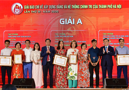 Chiều 29-9, Thành ủy Hà Nội tổ chức trao giải cho các tác giả, tác phẩm đoạt Giải báo chí về Xây dựng Đảng và hệ thống chính trị của thành phố Hà Nội; Giải báo chí về Phát triển văn hóa và xây dựng người Hà Nội thanh lịch, văn minh lần thứ III - năm 2020. Sự kiện này có ý nghĩa thiết thực chào mừng Đại hội lần thứ XVII Đảng bộ thành phố Hà Nội, kỷ niệm 1010 năm Thăng Long - Hà Nội, 66 năm Giải phóng Thủ đô. Đồng chí Vương Đình Huệ, Ủy viên Bộ Chính trị, Bí thư Thành ủy, Trưởng đoàn đại biểu Quốc hội Thành phố; đồng chí Ngô Thị Thanh Hằng, Ủy viên Trung ương Đảng, Phó Bí thư Thường trực Thành ủy, Trưởng ban Chỉ đạo hai giải báo chí cùng các đại biểu Trung ương dự buổi Lễ.
