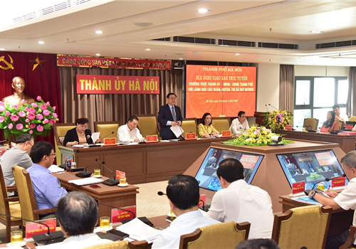 Sáng 30-9, Thường trực Thành ủy, HĐND, UBND thành phố Hà Nội giao ban trực tuyến với lãnh đạo các quận, huyện, thị xã quý III-2020 bàn về kết quả phát triển kinh tế - xã hội 9 tháng và nhiệm vụ trọng tâm 3 tháng cuối năm 2020. Chủ trì Hội nghị từ điểm cầu chính đặt tại trụ sở Thành ủy Hà Nội có các đồng chí: Vương Đình Huệ, Ủy viên Bộ Chính trị, Bí thư Thành ủy, Trưởng đoàn đại biểu Quốc hội Thành phố; Ngô Thị Thanh Hằng, Ủy viên Trung ương Đảng, Phó Bí thư Thường trực Thành ủy; Chu Ngọc Anh, Ủy viên Trung ương Đảng, Phó Bí thư Thành ủy, Chủ tịch UBND Thành phố; Nguyễn Thị Bích Ngọc, Phó Bí thư Thành ủy, Chủ tịch HĐND Thành phố; Đào Đức Toàn, Phó Bí thư Thành ủy.