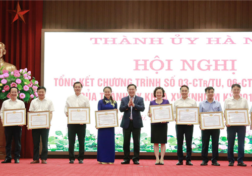 Chiều 30-9, Ban Thường vụ Thành ủy Hà Nội tổ chức Hội nghị tổng kết Chương trình số 03-CTr/TU, ngày 28-6-2016 về “Đẩy mạnh tái cơ cấu kinh tế, nâng cao năng lực cạnh tranh, tích cực hội nhập kinh tế quốc tế, phát triển kinh tế Thủ đô nhanh, bền vững”; Chương trình số 06-CTr/TU, ngày 29-6-2016 về “Phát triển đồng bộ, hiện đại hoá từng bước kết cấu hạ tầng đô thị, tăng cường quản lý trật tự xây dựng, đất đai, môi trường, xây dựng đô thị văn minh, hiện đại” và Chương trình số 08-CTr/TU, ngày 26-4-2016 về “Đẩy mạnh cải cách hành chính, tạo bước chuyển mạnh về kỷ luật, kỷ cương, ý thức trách nhiệm, chất lượng phục vụ nhân dân của đội ngũ cán bộ, công chức, viên chức giai đoạn 2016-2020” của Thành ủy khóa XVI, nhiệm kỳ 2015-2020. Chủ trì Hội nghị có các đồng chí: Vương Đình Huệ, Ủy viên Bộ Chính trị, Bí thư Thành ủy, Trưởng đoàn đại biểu Quốc hội thành phố Hà Nội; Chu Ngọc Anh, Ủy viên Trung ương Đảng, Phó Bí thư Thành ủy, Chủ tịch UBND thành phố Hà Nội; Đào Đức Toàn, Phó Bí thư Thành ủy, Phó Trưởng ban chỉ đạo Chương trình số 08-CTr/TU.