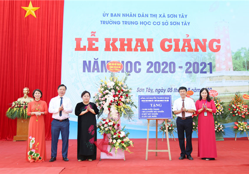 Sáng 05-9, Phó Bí thư Thành ủy, Chủ tịch HĐND thành phố Hà Nội Nguyễn Thị Bích Ngọc đã dự Lễ khai giảng năm học mới với thầy và trò Trường THCS Sơn Tây (thị xã Sơn Tây) - ngôi trường có truyền thống 26 năm xây dựng và phát triển, đào tạo nhiều lớp học sinh giỏi, xuất sắc của thị xã.