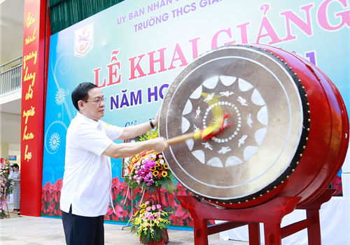 Sáng nay, ngày 05-9, hòa chung không khí phấn khởi của gần 23 triệu học sinh mầm non, phổ thông trên cả nước, trong đó có 2,1 triệu học sinh Thủ đô dự ngày khai giảng năm học mới 2020-2021, Giáo sư, Tiến sĩ, Nhà giáo ưu tú Vương Đình Huệ, Ủy viên Bộ Chính trị, Bí thư Thành ủy, Trưởng đoàn đại biểu Quốc hội thành phố Hà Nội đã đến dự Lễ khai giảng và đánh trống khai giảng năm học mới tại Trường THCS Giảng Võ (phường Giảng Võ, quận Ba Đình). Cùng dự có Ủy viên Ban Thường vụ Thành ủy, Chủ nhiệm Ủy ban Kiểm tra Thành ủy Hoàng Trọng Quyết và Phó Chủ tịch UBND Thành phố Nguyễn Doãn Toản.

